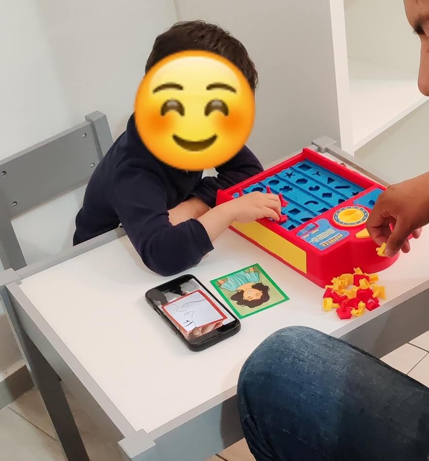 Niño jugando durante terapia infantil en Tlaxcala